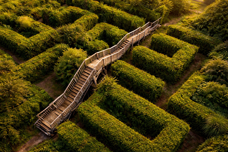 Gemeinsam – Labyrinth und Brücke als Symbol